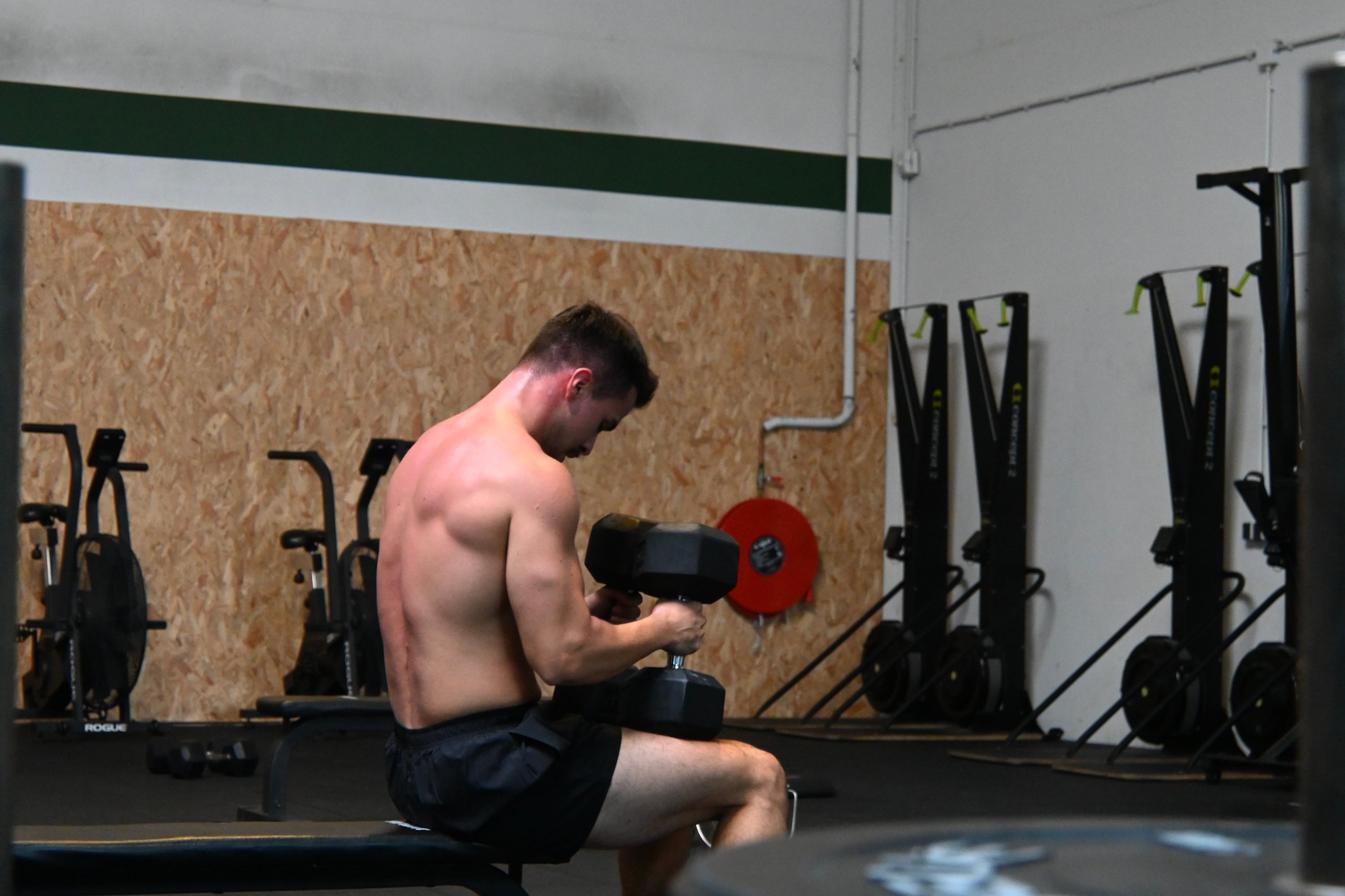 Atakan Uzun salonda dumbbell ile antrenman yaparken